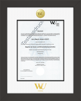 Hartholzrahmen mit matt-schwarzer Lackierung, 24K-vergoldeten WU Medaillon und mit goldgeprgtem Logo der WU