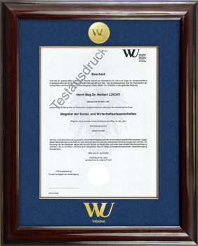 Hartholzrahmen mit Mahagoni-Lackierung, 24K-vergoldeten WU Medaillon und mit goldgeprägtem Logo der WU